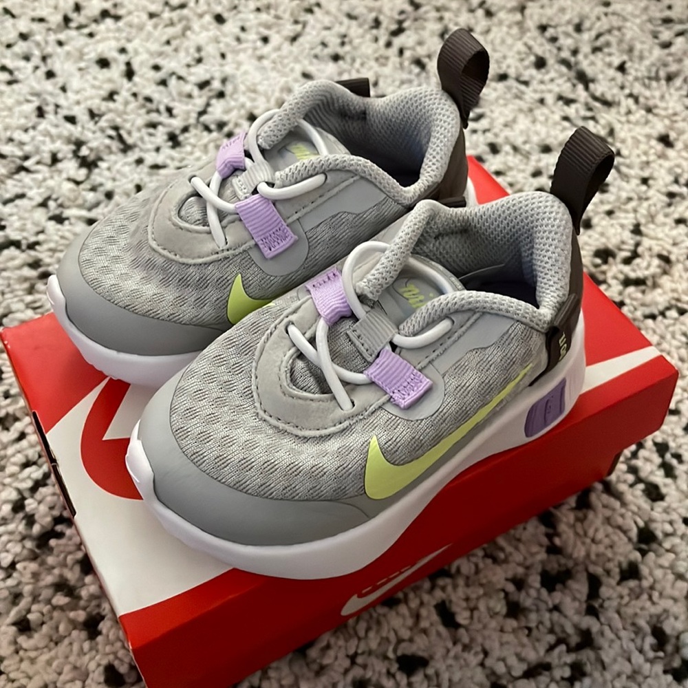 Nike Reposto - 5c - never worn